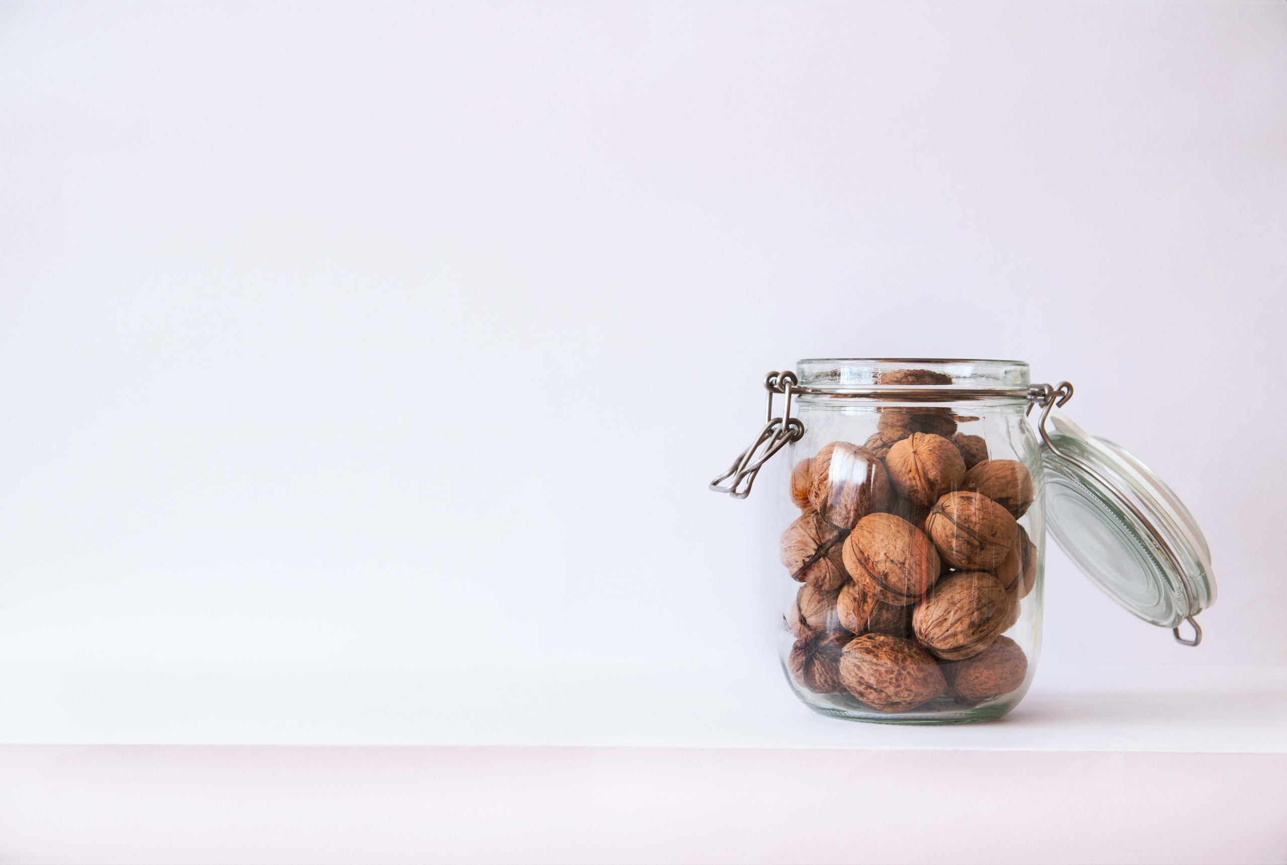 Photograph applying the minimalism food photography trend.